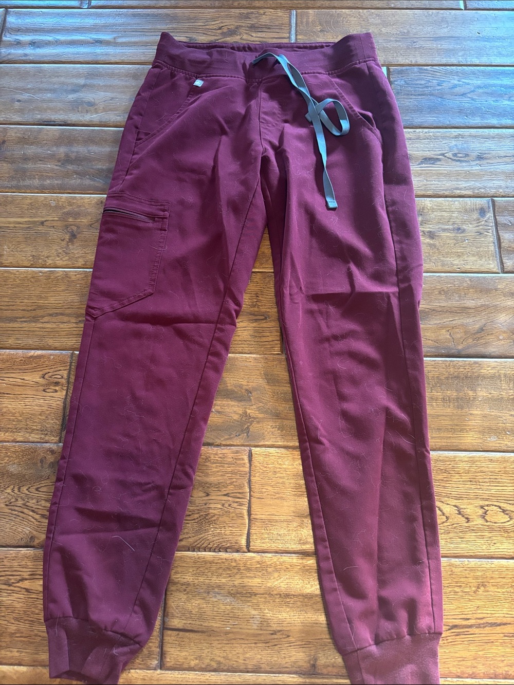 XS figs scrub jogger in Burgundy